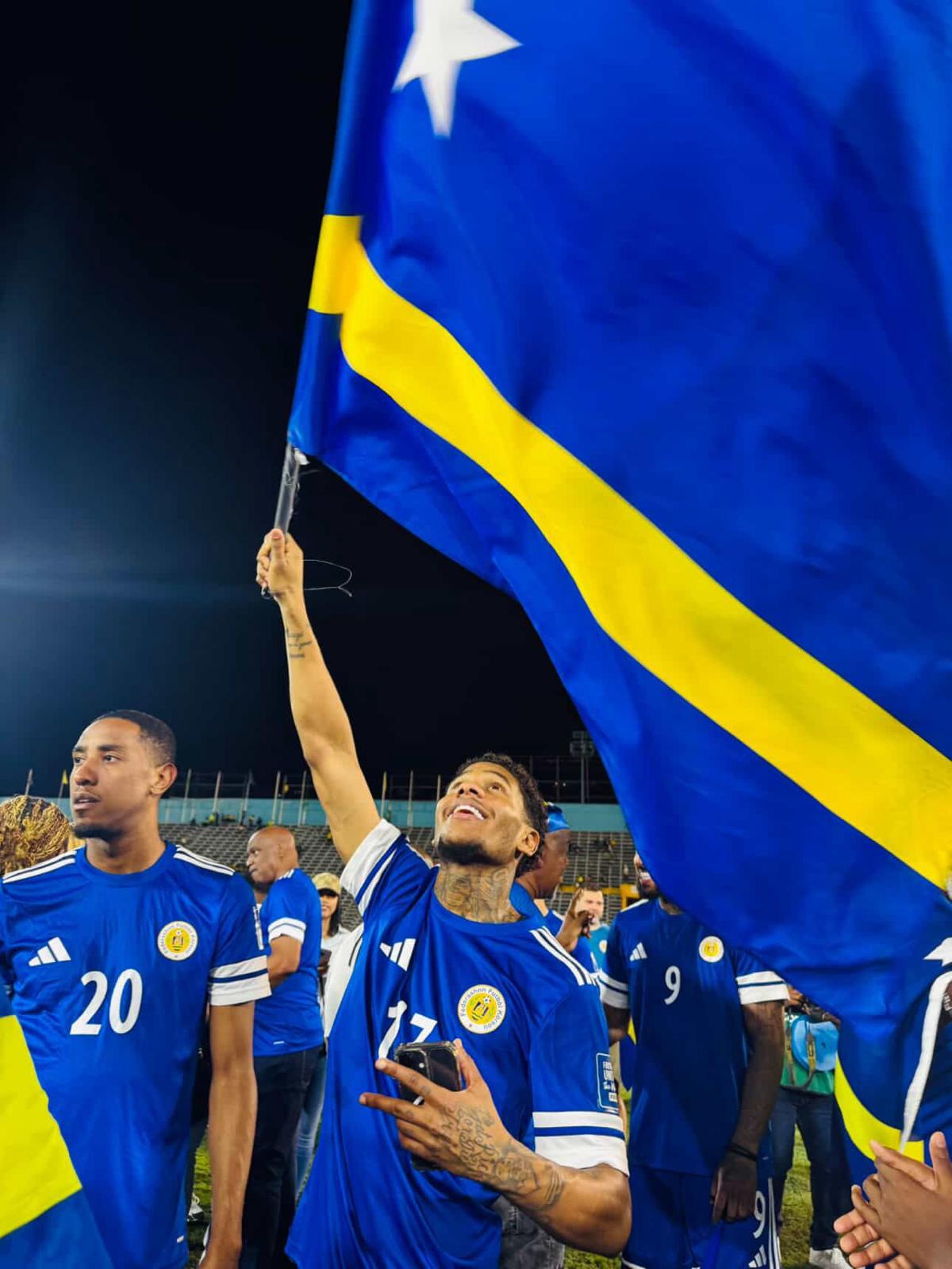 Tyrese Noslin viert kwalificatie met vlag